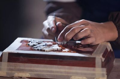 他放棄海外的安逸生活，只為繼承這點(diǎn)石成金的鑲嵌技藝